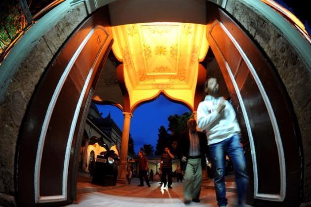 <p>Herkesi ve her şeyi görüp gözettiğine, her sese ve herkese merhamet ettiğine gönülden inanarak kaçkınlığımızı muvakkat dahi olsa görmüyor, günahlarımızı af çağlayanların içinde tasavvur ediyor, karıştırdığımız haltlara değil, Senin afv u safhına bakıyor ve ümitlerimizi ona bağlıyoruz; Enîsimiz Sen isen, çevrenin vahşetinden bize ne! Her yanda şeytan ve avenesi içten içe homurdanıp duruyorlarmış, Sen bizimle olduktan sonra ne ifade eder ki!</p>
<p> </p>