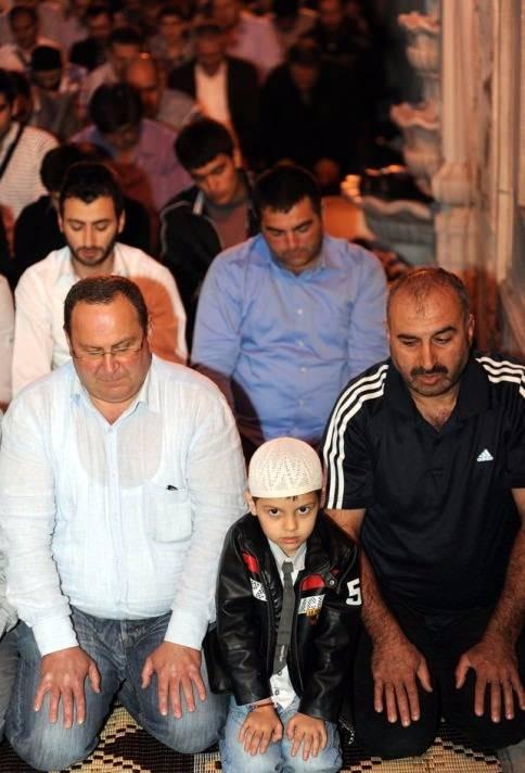 <p>Yığınların rüya ve hülyalarıekonomive refah; taptıkları da dolar, dinar ve euro. Ruhlar meflûç, kalbler kötürüm, basîret âmâ, düşünceler kirli, davranışlar da tam buna göre...</p>
<p> </p>