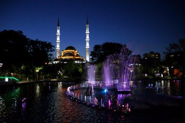 <p>Makam sevgisi, şöhret hissi, rahat etme düşüncesi, tenperverlik duygusu boyunlarımızda âdeta çelikten bir kement; her biri birer gayya olan bu duygulardan bir türlü kurtulamıyor ve mahiyet-i nefsü'l-emriyemize göre kendimiz olamıyoruz. Dünya ve ukbâ kazancı adına ne ciddî bir hesap ne de tutarlı bir plâna sahibiz.</p>

<p> </p>
