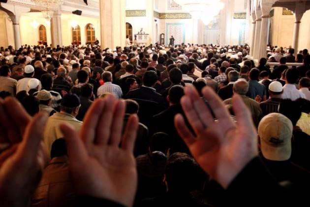 <p>Kazançlar kuşağında sürekli kaybediyoruz; kaybederken de muhtemel daha kötü durumlarla teselli olmaya çalışıyoruz. Zamanı suçlama, şartlara lânetler yağdırma da ayrı bir avunma yolu.</p>

<p> </p>

