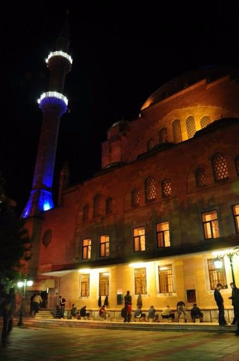 <p>Bütün bunlara rağmen ya Rab! , bizi bize bırakmaman en büyük dileğimiz. Kendimiz edip kendimiz bulsak da, rahmetin, istihkaklarımıza lütuf televvünlü haklar bahşedecek vüs'atte. Sen bizlere lütfunla muamelede bulun ya Rabbi!</p>
<p> </p>