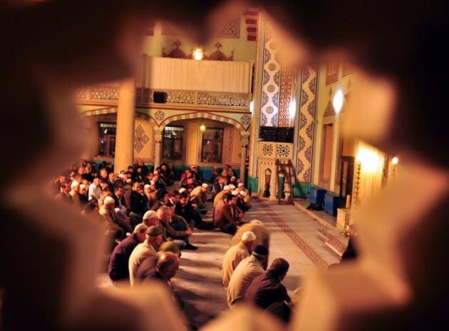 <p>Dua edenlere cevap veren Sen, ızdırapları dindirip ihtiyaçları gideren Sen, devrilenleri kaldırıp doğrultan Sen, çatlayıp kırılanları sarıp-sarmalayıp tedavi eden de Sensin! Senden ayrı kalışımız ruhumuza renk attırdı; nefsânîlik ve gaflet, ibadetlerimizin mânâ ve özünü alıp götürdü; samimiyetsizlik dualarımızın kolunu-kanadını kırdı. Sinelerimiz bomboş, düşüncelerimiz tutarsız, kalbî ve ruhî hastalıklarımız bizi yere sermek üzere..</p>

<p> </p>

