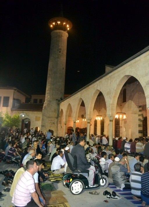 <p>Var eden Sensin, yok eden de Sen; uzak tutan Sensin, yaklaştıran da Sen; Sen bizi biz etmeseydin biz bu duyduklarımızı duyamaz ve bize imanın neş'esini tattırmasaydın şu söylediklerimizi mırıldanamazdık. Verdiklerin vereceklerinin referansı; diliyor ve dileniyoruz, bize yakınlığını duyur ve benliğimizde Sana karşı yaklaşma heyecanları uyar.</p>

<p> </p>
