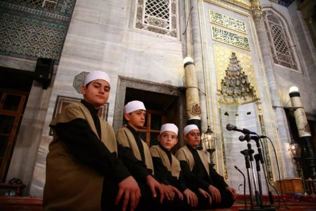 <p>Ey yüceler yücesi! Efendimiz Hazreti Muhammed'e, Muallâ aile efradına ve bütün ashab-ı güzînine salât u selam ederek bunları Senden dileniyoruz; dualarımızı kabul buyur ya rabbi! Amin amin amin!</p>

<p> </p>

<p> </p>
