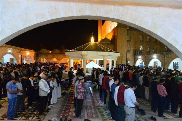 <p>Berat Kandili dolayısıyla birçok camide kandil programı düzenlendi. Vatandaşlar dua edip namaz kıldı.</p>