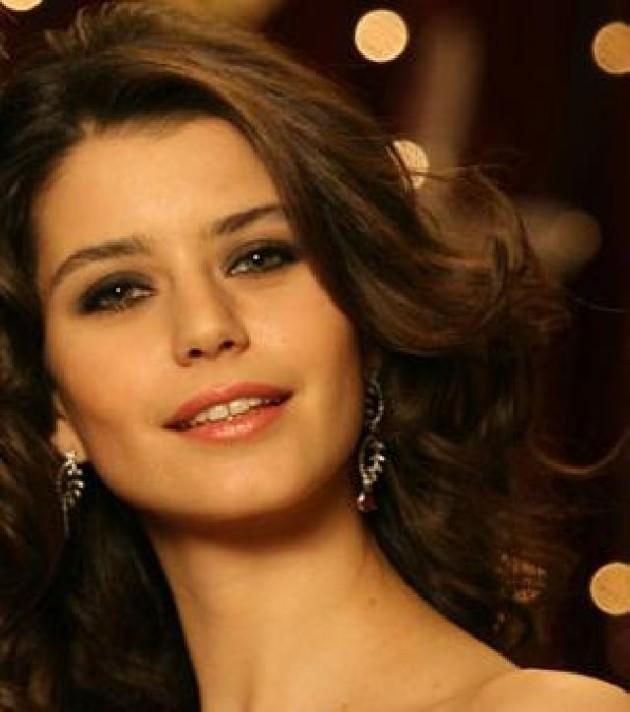 Beren SAAT - Üç hafta önce final yaparak ekranlara veda eden ‘Fatmagül’ün Suçu Ne?’ dizisinin yıldız oyuncusu Beren Saat, kendisine büyük şöhret kazandıran ‘Aşk-ı Memnu’ dizisinden bu diziye geçerken haftada 30 bin lira olan ücretini 50 bin liraya çıkartmıştı.