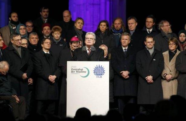 <p>Berlin T&uuml;rk Cemaati ve M&uuml;sl&uuml;manlar Merkez Konseyi tarafından organize edilen etkinlikte konuşan Almanya Cumhurbaşkanı Joachim Gauck, binlerce katılımcıya "Hepimiz Almanya'yız" diye seslendi.</p>
