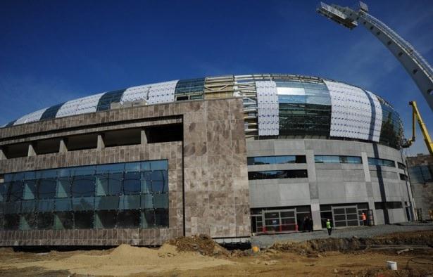 <p>Ocak ayına kadar maçlarını 18 bin kişilikBaşakşehir Stadı’da oynamayı düşünen Beşiktaş, Vodafone Arena’nınyapımı bittikten sonra buraya geçecek. Siyah-Beyazlı yönetim, Devler Ligi Elemeleri’ndeki maçlar için ise Atatürk Olimpiyat Stadı’nı düşünüyor.</p>