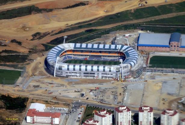 <p>- Çimlerin havalandırılması için tribünlerde hava sirkülasyonunu sağlayan boşluklar var.</p>