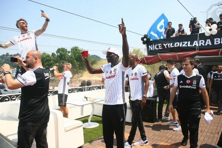 <p>Süper Lig'de şampiyonluğu ilan eden Beşiktaş, Osmanlıspor maçı öncesi Boğaz'da şampiyonluk kutladı.</p>
