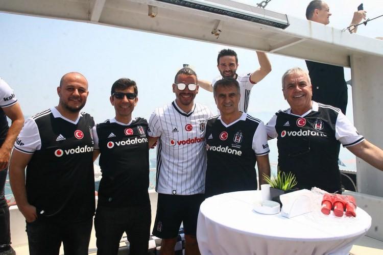 <p>Futbolcuların teknedeki coşkusu görülmeye değerdi...</p>