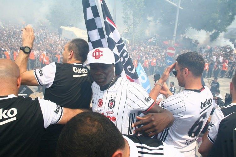 <p>Dolmabahçe'ye gelen takım Vodafone Arena'nın dışına kurulan platformdda tarftarla bütünmleşti.</p>