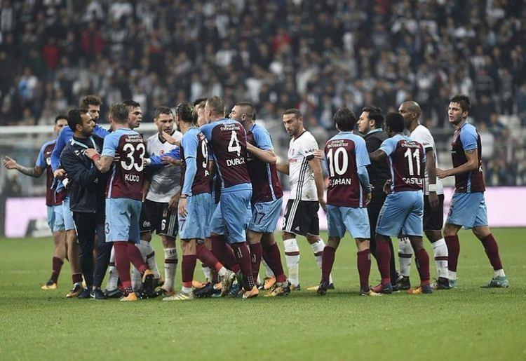 <p>Diğer futbolcular arasında da gerginlik yaşayınca yedek kulübelerinden teknik heyet ve antrenörler gelerek olaylara müdahale etti. Caner Erkin ise maçın ardından oldukça sinirliydi. </p>
