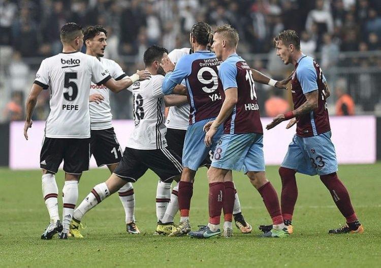 <p>Beşiktaş ve Trabzonspor arasında oynanan ve 2-2'lik beraberlikle tamamlanan maçın ardından futbolcular arasında tartışma yaşandı.</p>
