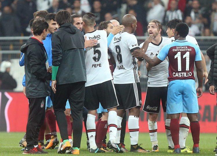 <p>Beşiktaşlı Caner Erkin'i takım arkadaşı Ryan Babel sakinleştirmeye çalıştı.</p>
