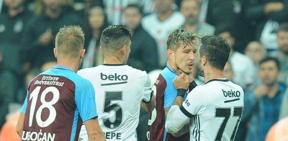 <p>Son düdükle birlikte Gökhan Gönül ile Kucka arasında yaşanan gerilim diğer futbolculara yansıdı. gökhan Gönül, Kucka'nın boğazını sıktı.</p>
