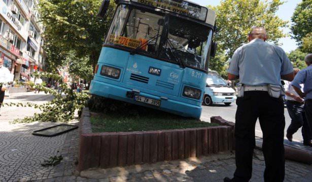 <p>Beşiktaş'ta freni boşalan halk otobüsü, 30'yakın yolcusuyla kaldırıma çıkarak kaza yaptı.</p>

<p> </p>
