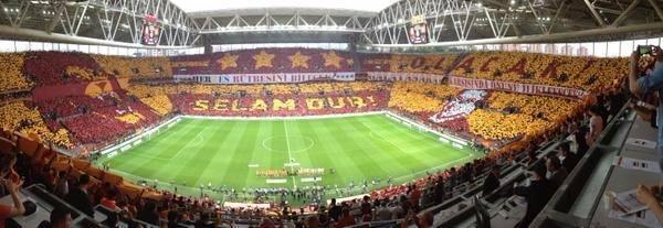 <p>Galatasaray, Beşiktaş'ı 2-0 yendikleri karşılaşma öncesi yaptıkları koreografi şovu ile maç öncesine damga vurdu.</p>