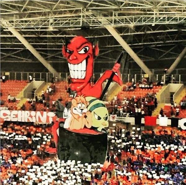 <p>Mersin İdmanyurdu taraftarından (Şeytan), Beşiktaş, Fenerbahçe ve Galatasaray'a gönderme...</p>