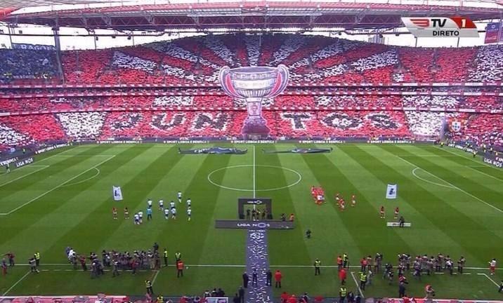 <p>Benfica taraftarlarından, Porto maçında çılgın koreografi...</p>