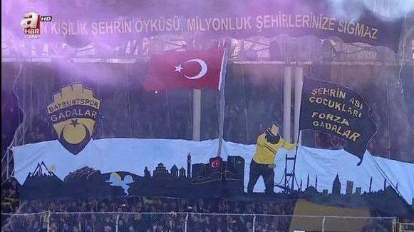 <p>Bayburtlu taraftarların şovu, sosyal medyada en çok konuşulan konulardan biri oldu.</p>
