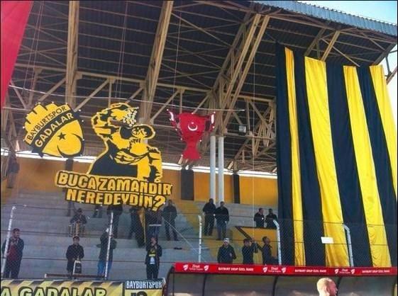 <p>ZTK 3. tur maçında Bucaspor ile karşılaşan Bayburtspor taraftar grubu "Forza Gadalar"dan özel koreografi</p>
