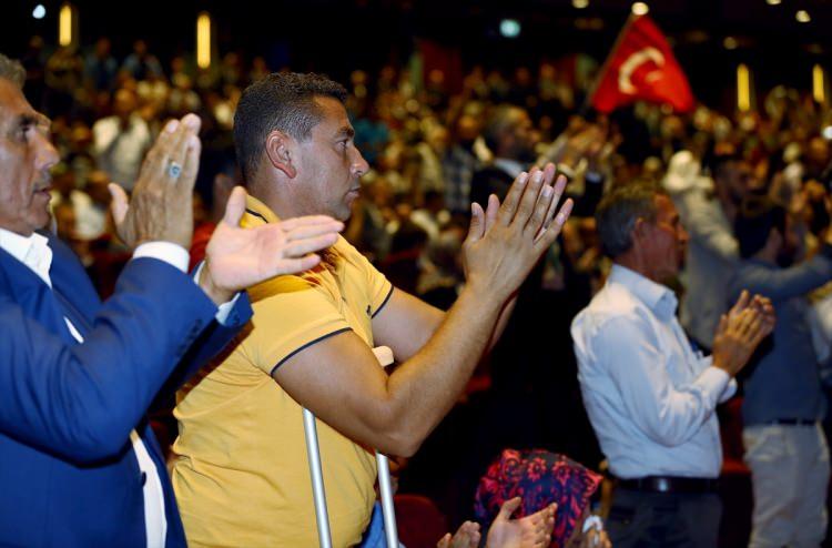 <p>Programa Cumhurbaşkanı Erdoğan'ın eşi Emine Erdoğan da katıldı. Cumhurbaşkanı Erdoğan, göz yaşlarına hakim olamadı.</p>
