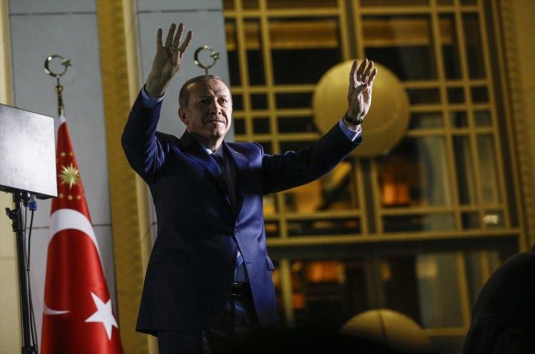 <p>Cumhurbaşkanı Erdoğan, Beştepe'deki Cumhurbaşkanlığı Külliyesi'nde vatandaşlara seslendi. </p>
