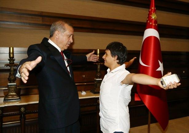 <p><span style="color:#D3D3D3">Erdoğan, Cumhurbaşkanlığı Külliyesi'nde gerçekleştirilen kabulde, heyette bulunan Mert isimli öğrenciyle bir süre sohbet etti.</span></p>