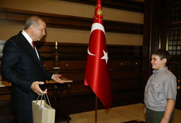 <p>Cumhurbaşkanı Recep Tayyip Erdoğan, "Asrın İmecesi Sevgi Kilimi-1299 Minik El Bir Bayrak" proje heyetini kabul etti.</p>
