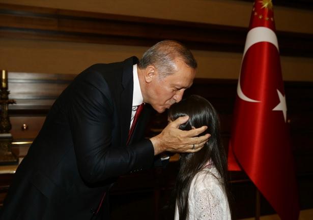 <p>Kabulün sonunda Erdoğan, heyet üyeleriyle açtığı Türk bayrağının önünde hatıra fotoğrafı çektirildi.</p>
