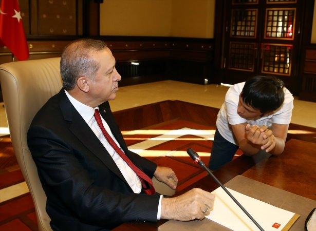 <p><span style="color:#D3D3D3">Kendisine sarılan Mert ile yakından ilgilenen Erdoğan, küçük çocuğa derslerinin nasıl olduğunu sordu. Mert, "Derslerim iyi, karnem iyi, annem mutlu. Annemi çok seviyorum." karşılığını verdi.</span></p>