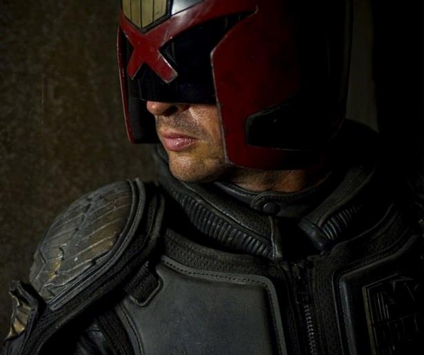 <p><strong>JUDGE DREDD</strong><br />
Aktör: Karl Urban<br />
Film: Dredd (2012)</p>
