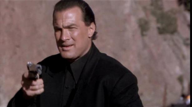 <p><strong>CASEY RYBACK</strong><br />
Aktör: Steven Seagal<br />
Film: Under Siege (1992), Under Siege 2 (1995)</p>
