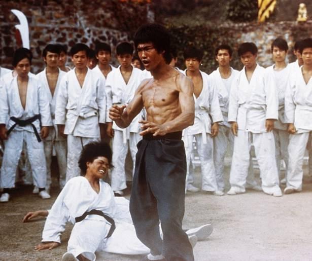 <p><strong>LEE</strong><br />
Aktör: Bruce Lee<br />
Film: Enter The Dragon (1973)</p>
