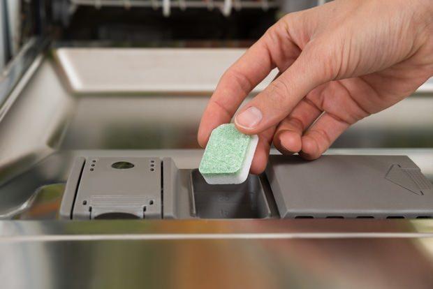 <p>Bulaşık yıkarken makine deterjanları kullanın. Elinizde yıkarken kullandığınız deterjanlar makineye zarar verebilir.</p>