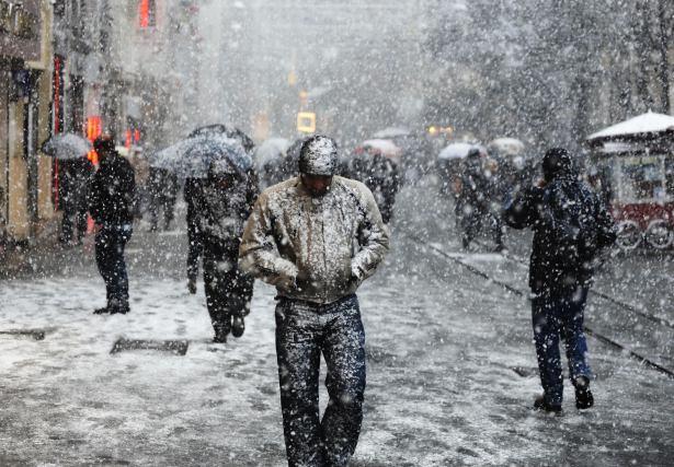 <p>İstanbul'da sabah saatlerinde başlayıp aralıklarla süren kar yağışının, yarın da kuvvetlenerek devam etmesi bekleniyor.</p>

