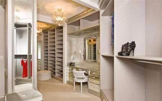 <p>Kimora Lee Simmons Baby Phat markasının eski yaratıcı direktörü ve Style Network kanalında Kimora: Life in the Fab Lane isimli bir programı olan Kimora Lee Simmons, Beverly Hills’deki içinde yüzme havuzu, özel tasarlanmış mutfağı olan evini Temmuz’da 4.55 milyon dolara sattı.</p>

<p> </p>
