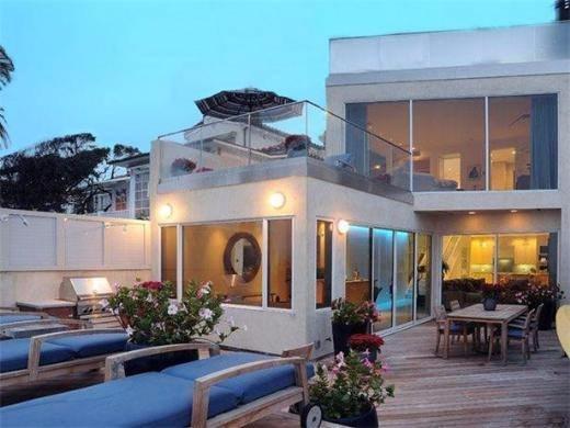 <p>Jim Carrey 8-Aktör ve komedyen Jim Carrey’in Malibu sahillerindeki evinin dış kısmında sökülebilen mahremiyet duvarları, spa özel ışıklandırma bulunuyor. Carey’in evi 13.95 milyon dolara satılık listesinde.</p>

<p> </p>
