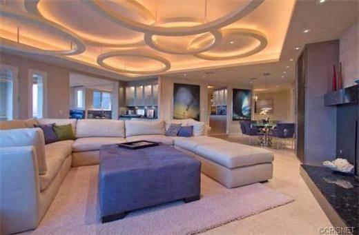 <p>Dwayne Johnson Kaya lakaplı aktör Dwayne Johnson’ın Kaliforniya Hidden Hills’deki 4 milyon dolara sattığı evinde bir sanat odası ve özel ışıklandırılmış aile odası bulunuyor. Evin bahçesinde ise sonsuzluk havuzu, barbekü ve yığma duvarlı yapma şelale bulunuyor.</p>

<p> </p>

