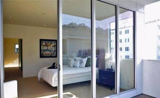 <p>Chris Brown R&B star Chris Brown’ın Hollywood’daki apartman dairesinin içine direk asansörle girilebiliyor. Banyosu özel olarak tasarlanmış evde geniş teras da bulunuyor. Brown’ın evde çok yüksek sesle müzik dinlemesi, köpeklerini koşturması gibi sebeplerden komşularıyla sık sık başı belaya girdi.</p>

<p> </p>
