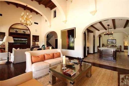 <p>Sylvester Stallone Rocky ve Rambo filmlerinin starı Sylvester Stallone’nin Kaliforniya La Quinta’daki evinde kemerli antreler, kiriş tavanlar ve taştan şömineler bulunuyor. İspanyol stili villada ayrıca geniş verandalar, açık yemek bölümleri var. </p>

<p> </p>
