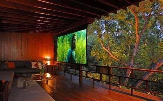 <p>Heath Ledger Ünlü talk-show’cu Ellen DeGeneres, aktör Heath Ledger ve son olarak ‘Hunger Games’ filminin yıldızı Josh Hutcherson’ın yaşadığı Holywood’daki rezidans, lokasyonu nedeniyle ‘Ağaç Evi’ diye adlandırılıyor. Evin hemen yanında yaşlı ağaçlardan oluşan bir koru bulunuyor. Evin içinde ise cilalanmış beton, kirişli tavan ve sinema bulunuyor. Ledger evi Mayıs’ta 2.5 milyon dolara satın aldı.</p>
