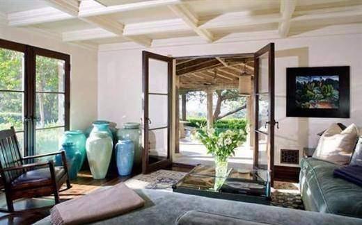 <p>Meg Ryan Romantik komedilerdeki rolleriyle tanınan Meg Ryan’ın 1931’de inşa edilen evi ahşap parke, kemerli antre, demirden yapılma ve boyalı ahşap tavandan oluşuyor. Ryan evini Haziran’da 11 milyon dolara sattı.</p>
