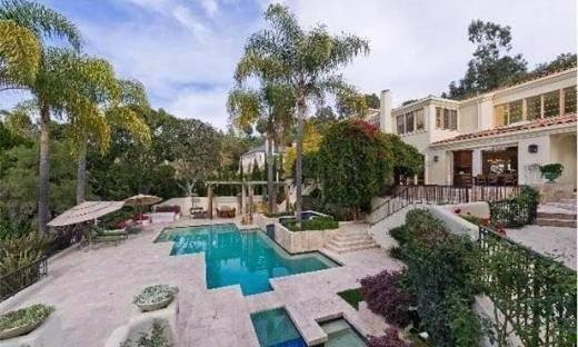 <p>Arnold Schwarzenegger Eski Kaliforniya valisi ve aktör Arnold Schwarzenegger’in Pasifik’te bulunan evinin dış mekanında ağıl ve doğal akarsu bulunuyor. 1986–2003 arasında bu evde yaşayan aktör evi 14 milyon dolara sattı.</p>
