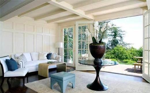 <p>Rosie O'Donnell Star Wars ve Indiana Jones filmlerinin yıldızı Harrison Ford’un 1951’de inşa edilen evi ahşap parke, aynalı duvarlar ve Fransız stilli kapılardan oluşuyor. Evin dış kısmında ise geniş bahçeler ve teras bulunuyor. Aktör, evini Mayıs’ta 8 milyon dolara sattı.</p>
