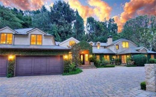 <p>Harrison Ford Aktör Dennis Quaid’in Los Angeles’da 2 dönüm üzerine kurulu mülkünün içinde bir çiftlik, ağıl, dere ve özel bir binicilik bölgesi bulunuyor. Yaklaşık 17 milyon dolara satışa çıkarılan ev 9 ay sonra 9.5 milyon dolara satıldı.</p>
