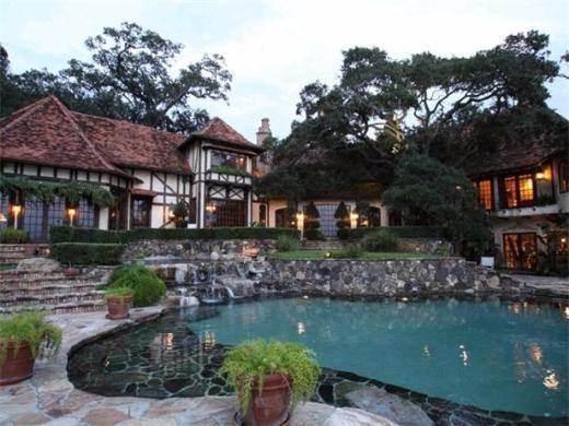 <p>Sharon Stone 12 Dünya ağırsıklet şampiyonluğu bulunan güreşçi Hulk Hogan 2006’da 25 milyon dolara satışa çıkardığı evini ancak 2012’de 6 milyon dolara satabildi. Hogan’ın Intracoastal Waterway’deki evinde çoklu şömineler, camla çevrilmiş spa ve havuz bulunuyor.</p>
