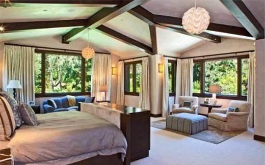 <p>Hulk Hogan Pop şarkıcısı Britney Spears’ın eski kocası Kevin Federline ile birlikte 2004’de Malibu’dan satın aldığı ev, çiftin boşanmasının ardından 2007’de satıldı. İçinde oyun odası, ısıtmalı havuz, ışıklandırılmış tenis kortu, kayıt stüdyosu ve dans stüdyosu bulunan ev 16 milyon dolarla tekrar satışta. Ayrıca Spears’ın Malibu’daki bir başka evi de Mayıs’ta 4 milyon dolara satıldı.</p>
