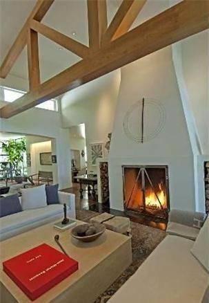 <p>Britney Spears Talk show programı sunan Ellen DeGeneres, Beverly Hills’de 3 dönüm üzerine kurulu evini 49 milyon dolara satılığa çıkarmış ancak yakın zamanda 37 milyon dolara satabilmişti. 3 yatak odalı evde iki de hem misafir evi hem de stüdyo olarak kullanılan bölüm bulunuyor.</p>
